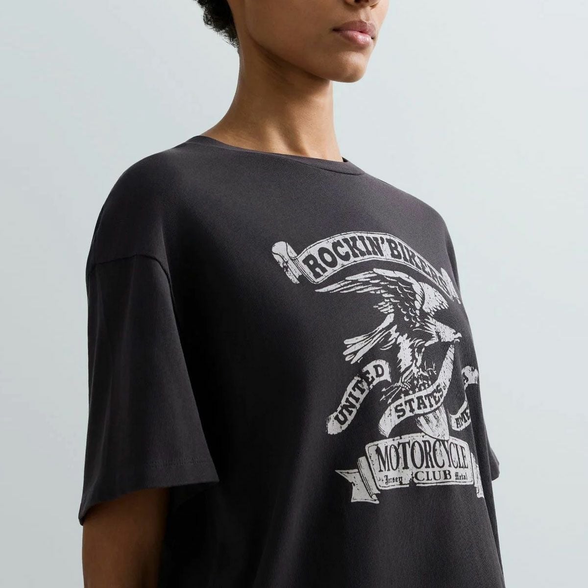 REPLAY｜グラフィックプリント ジャージー Tシャツ｜トップス｜ブラックボード｜モデル着用