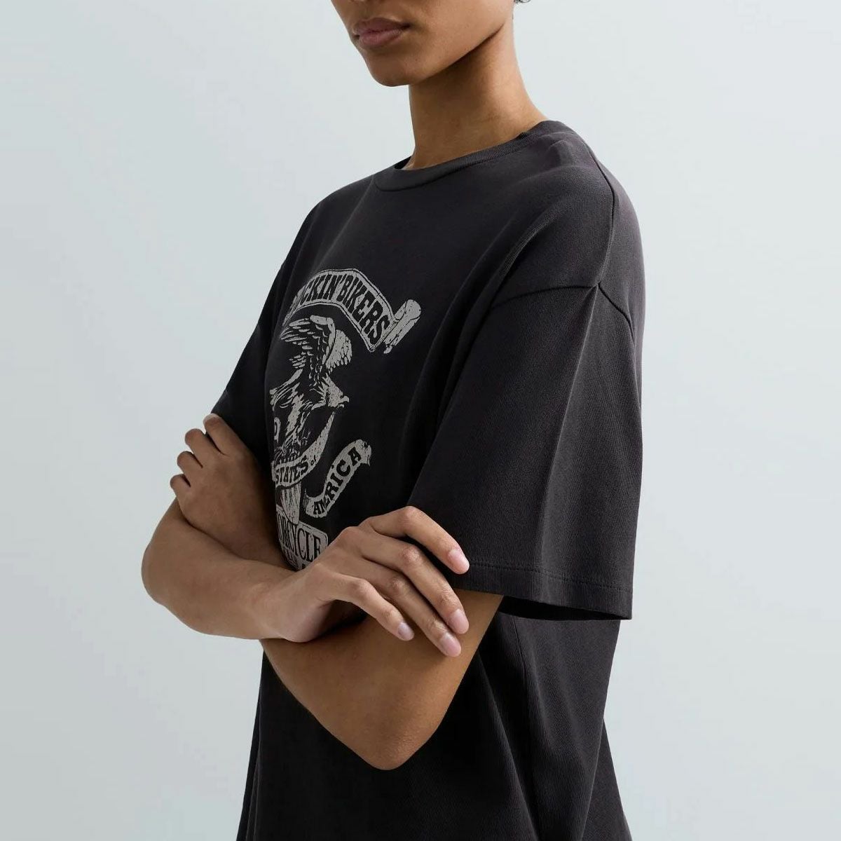 REPLAY｜グラフィックプリント ジャージー Tシャツ｜トップス｜ブラックボード｜モデル着用