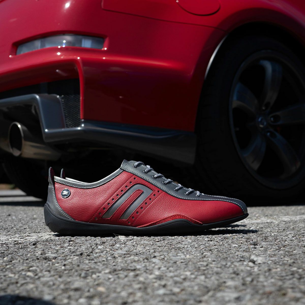 NEGRONI｜イデアコルサ×NISSAN Z｜スニーカー｜バイブラントレッド｜イメージ