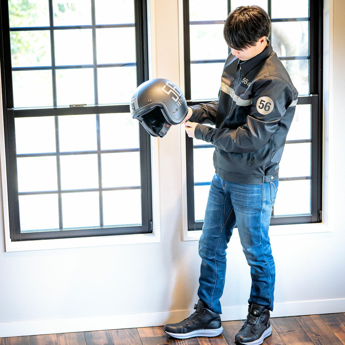 56design｜フィフティーズ ブルゾン ’26｜アウター｜ブラック×ライトグレー｜モデル着用