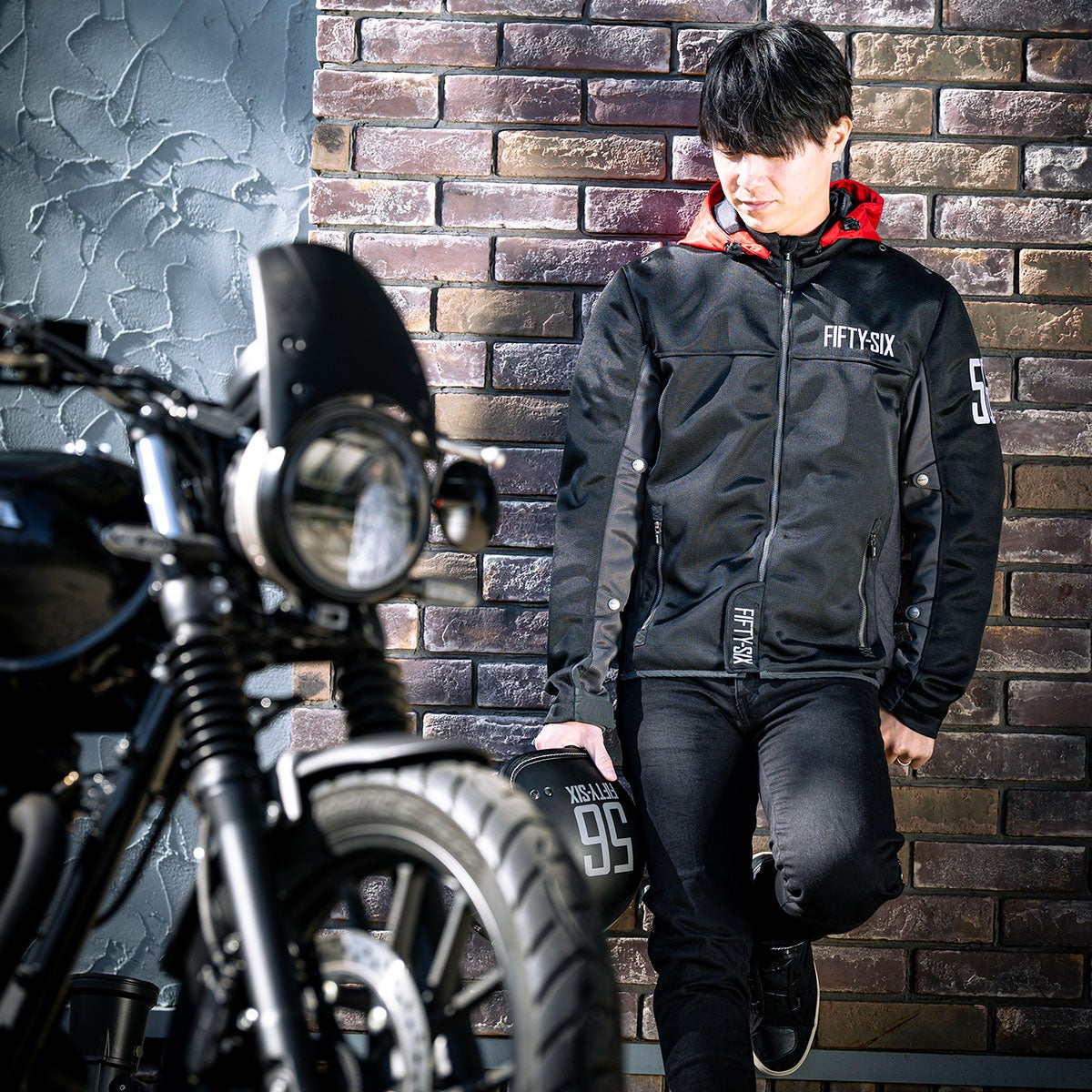 56design｜カラー フーディー メッシュ ジャケット エヴォ ’26｜アウター｜ブラック×レッド｜モデル着用