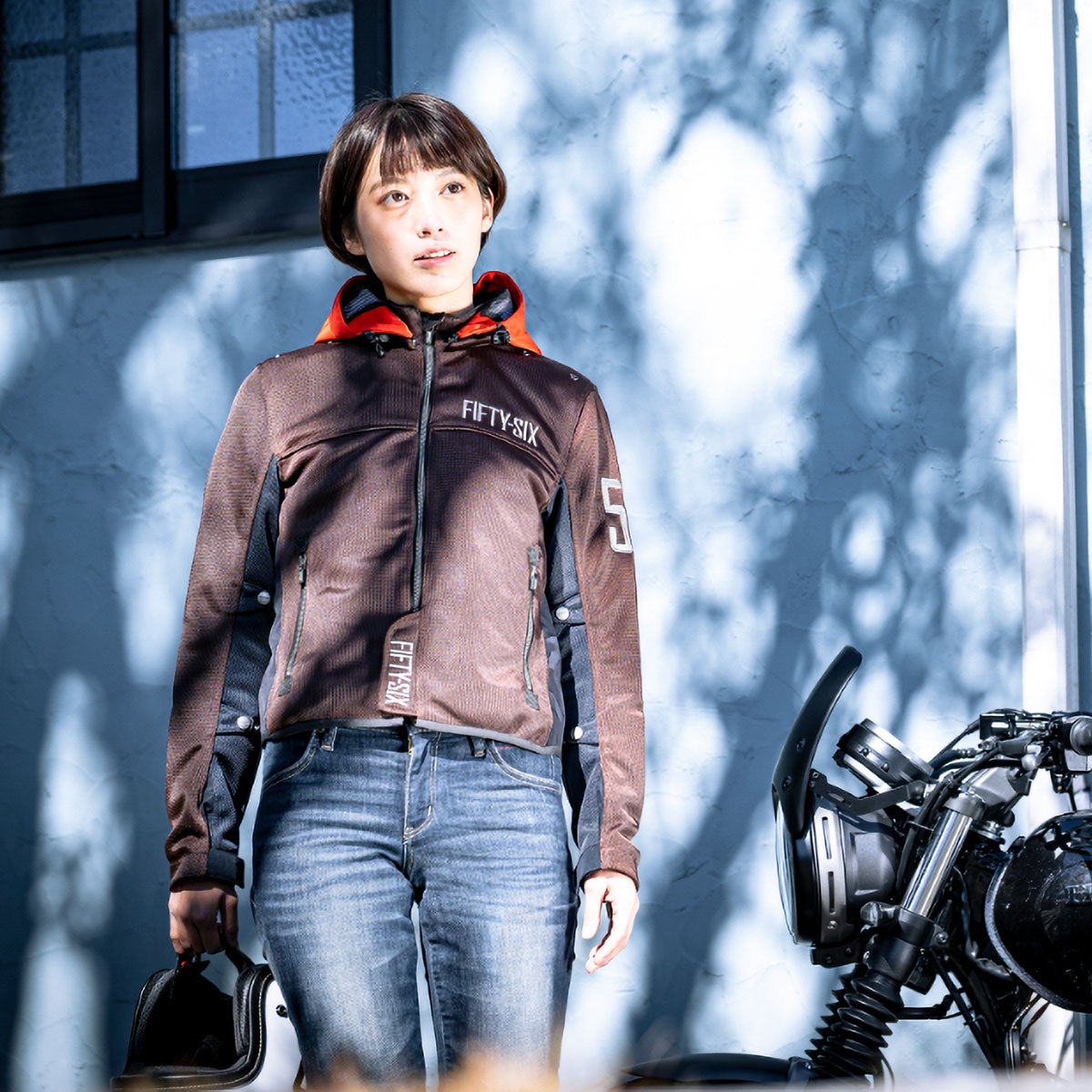 56design｜カラー フーディー メッシュ ジャケット エヴォ ’26｜アウター｜ダークブラウン×オレンジ｜モデル着用