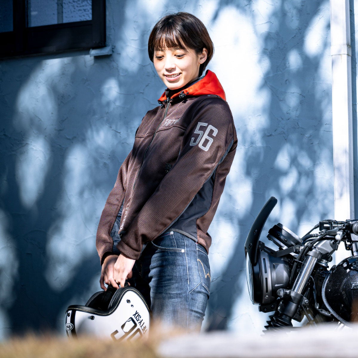 56design｜カラー フーディー メッシュ ジャケット エヴォ ’26｜アウター｜ダークブラウン×オレンジ｜モデル着用