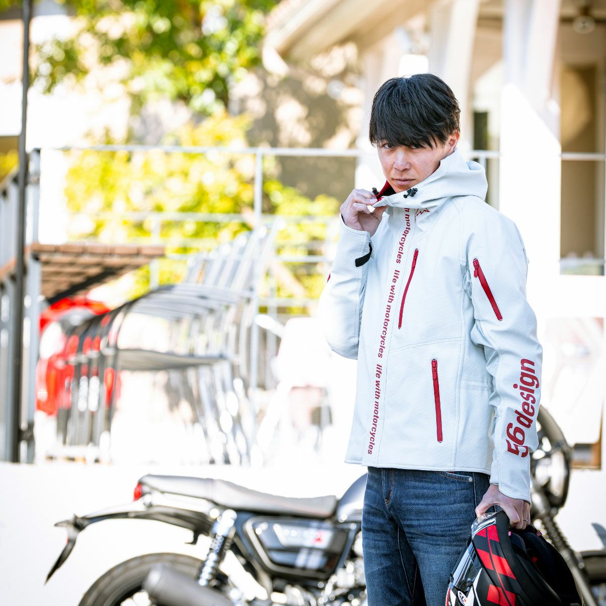 56design｜アクシス ジャケット ’26｜アウター｜ホワイト×ダークレッド｜モデル着用