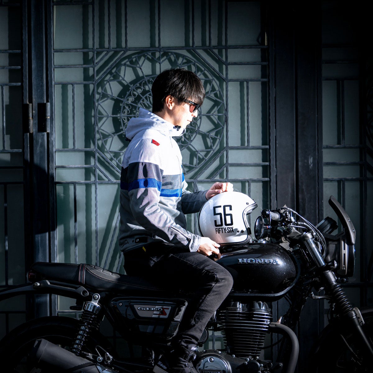 56design｜レトロ ボーダー メッシュ パーカー｜アウター｜ホワイト×ブルー｜モデル着用