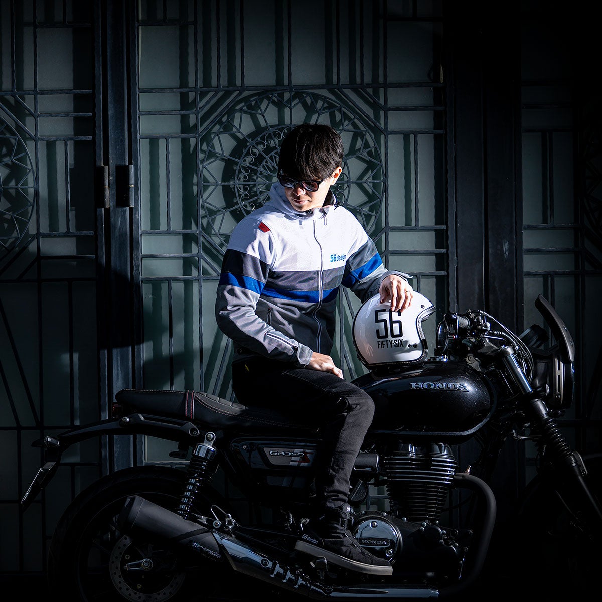 56design｜レトロ ボーダー メッシュ パーカー｜アウター｜ホワイト×ブルー｜モデル着用