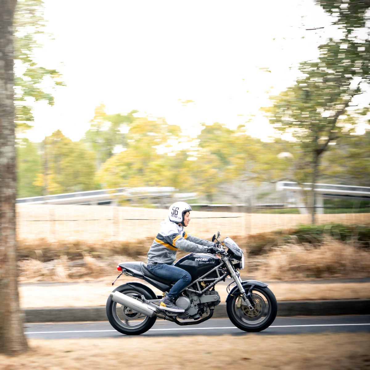 56design｜レトロ ボーダー メッシュ パーカー｜アウター｜ホワイト×イエロー｜モデル着用