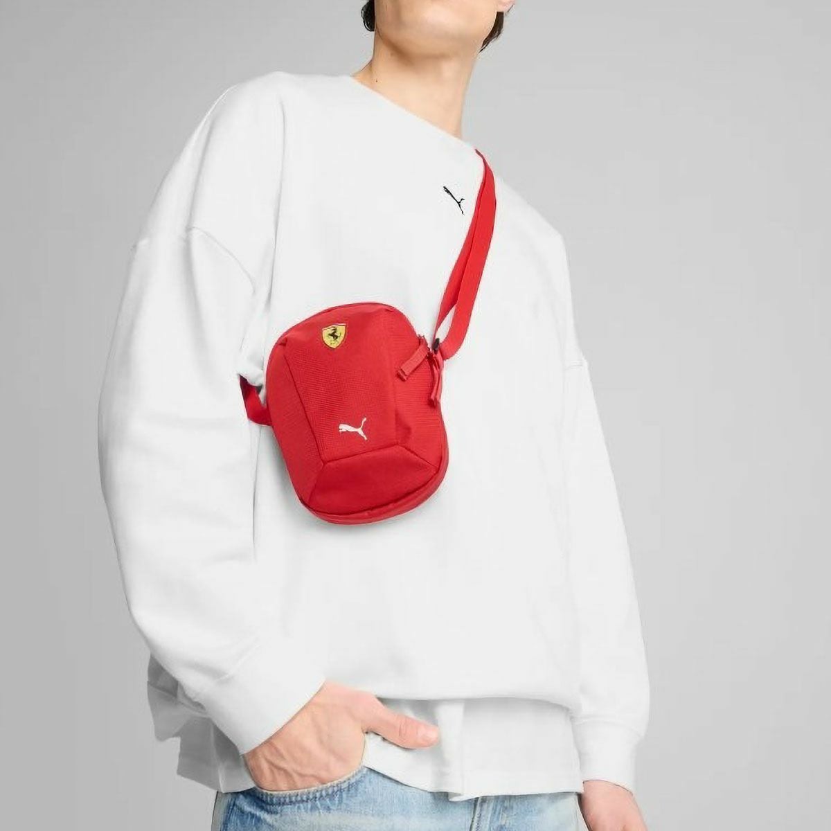 Ferrari｜フェラーリ レーシング ポータブルバッグ｜バック｜レッド｜使用イメージ