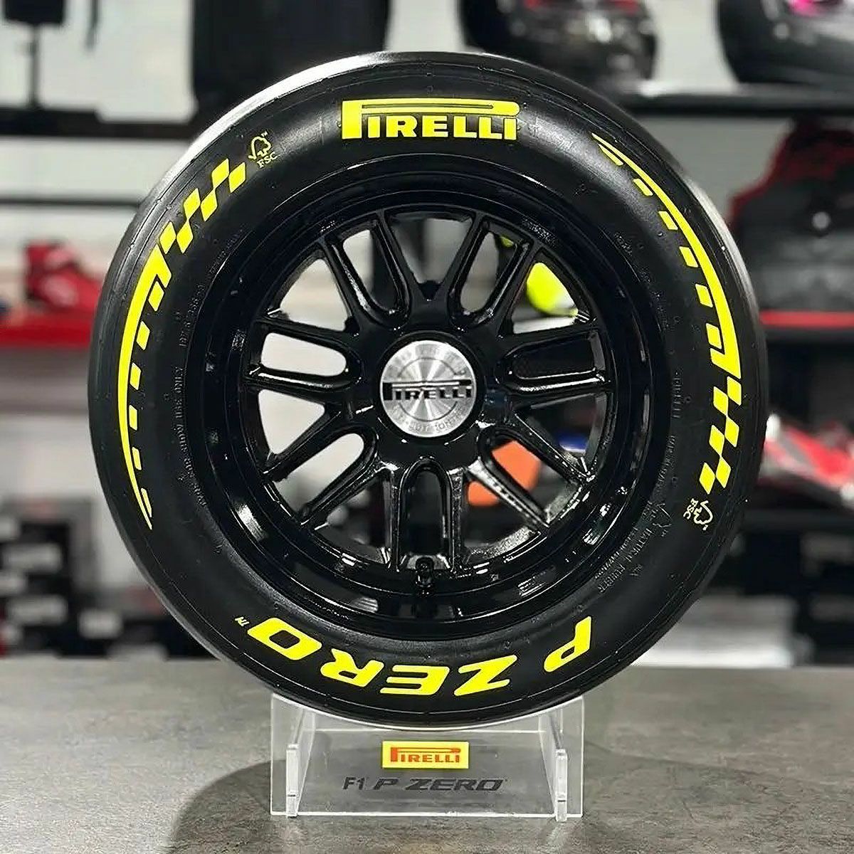 PIRELLI｜ピレリ ウィンドトンネル F1 2026 タイヤ 1:2 スケール｜雑貨｜イエロー｜展示イメージ