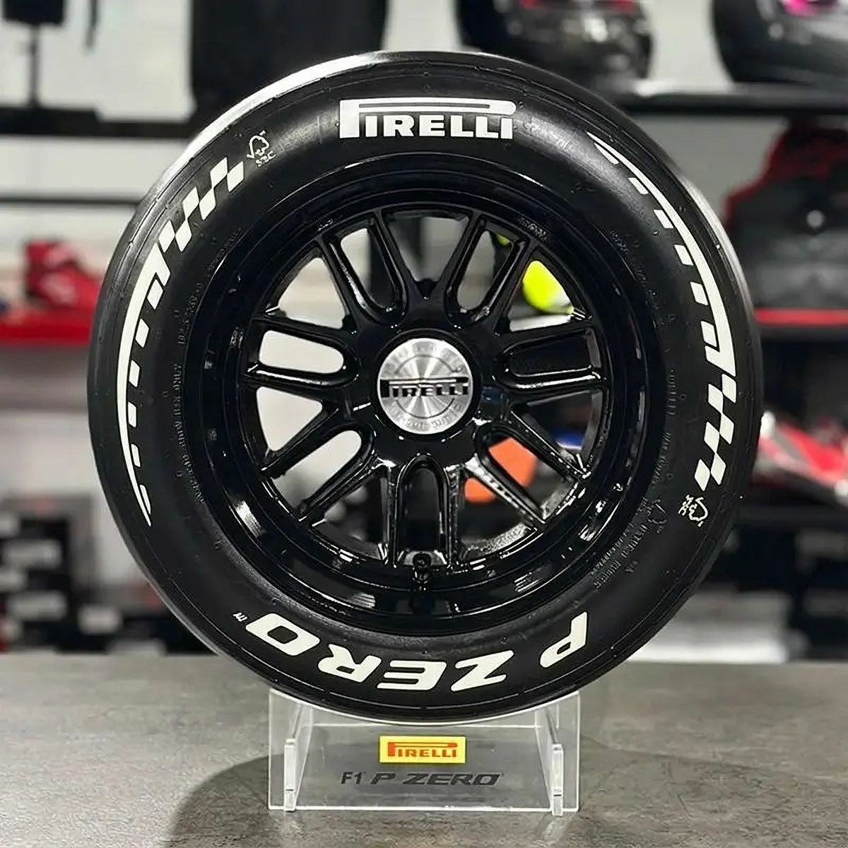 PIRELLI｜ピレリ ウィンドトンネル F1 2026 タイヤ 1:2 スケール｜雑貨｜ホワイト｜展示イメージ