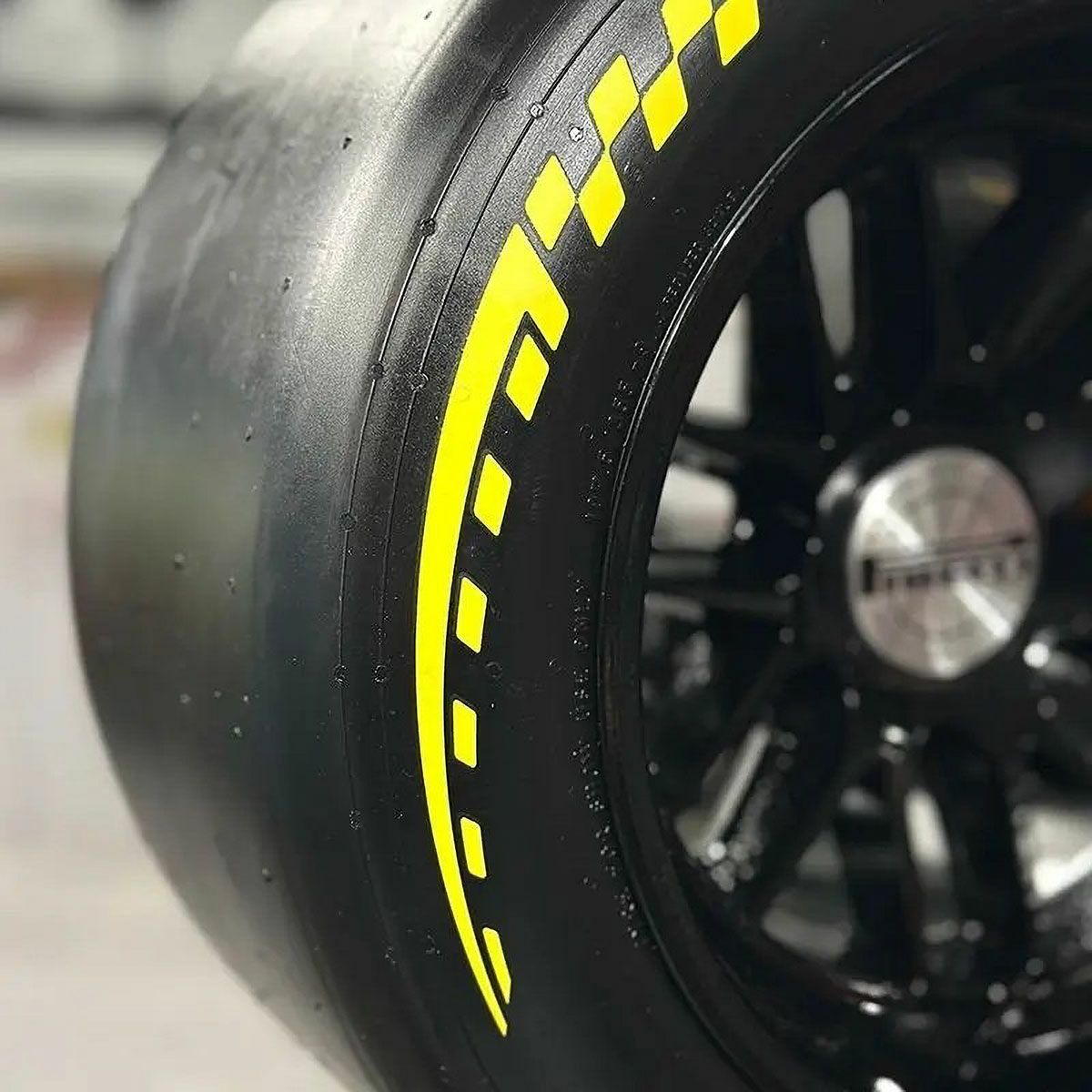 PIRELLI｜ピレリ ウィンドトンネル F1 2026 タイヤ 1:2 スケール｜雑貨｜イエロー｜展示イメージ