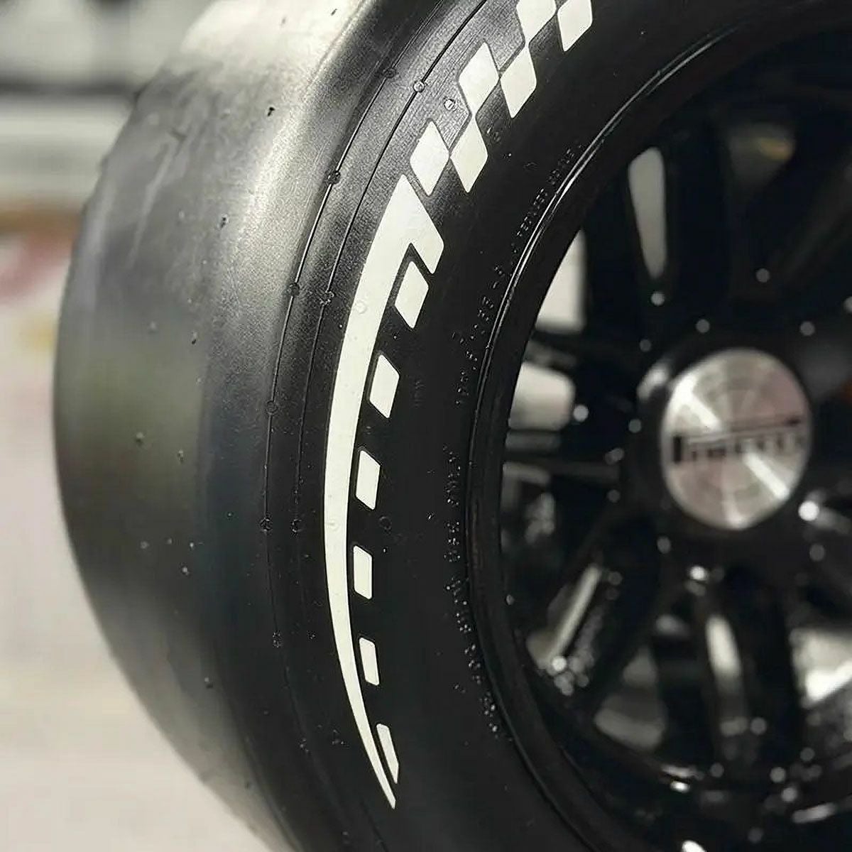 PIRELLI｜ピレリ ウィンドトンネル F1 2026 タイヤ 1:2 スケール｜雑貨｜ホワイト｜展示イメージ