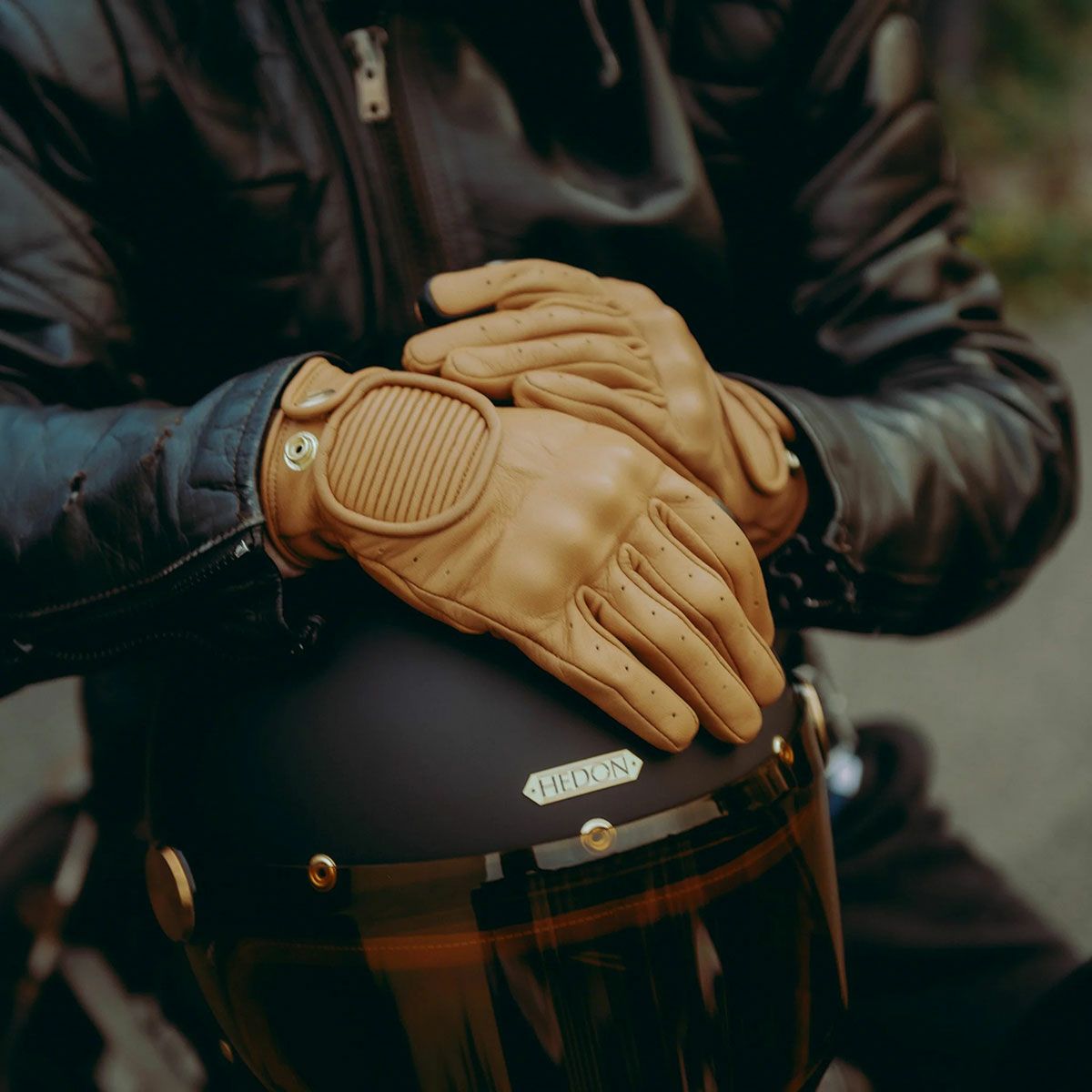 HEDON｜クラフテッドハンズグローブ｜グローブ｜サンド｜モデル着用