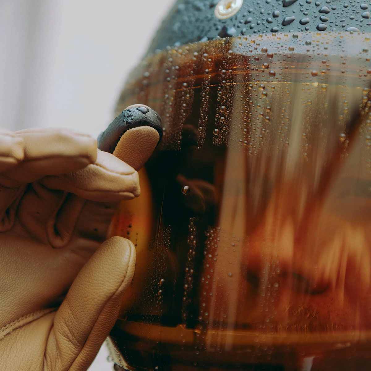 HEDON｜クラフテッドハンズグローブ｜グローブ｜サンド｜モデル着用