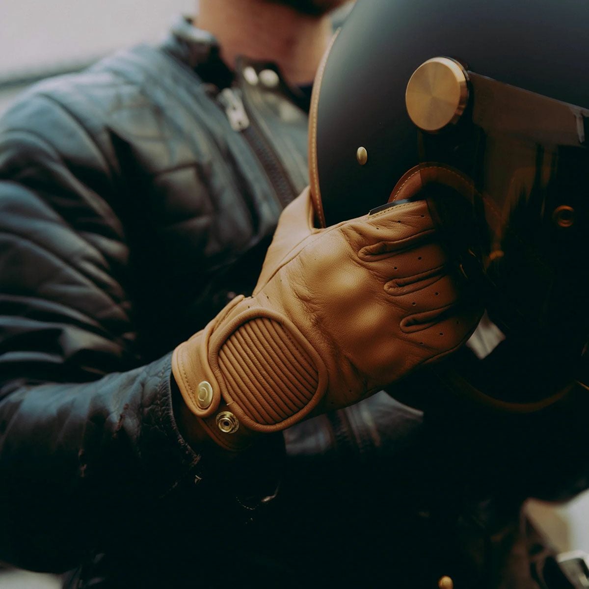 HEDON｜クラフテッドハンズグローブ｜グローブ｜サンド｜モデル着用