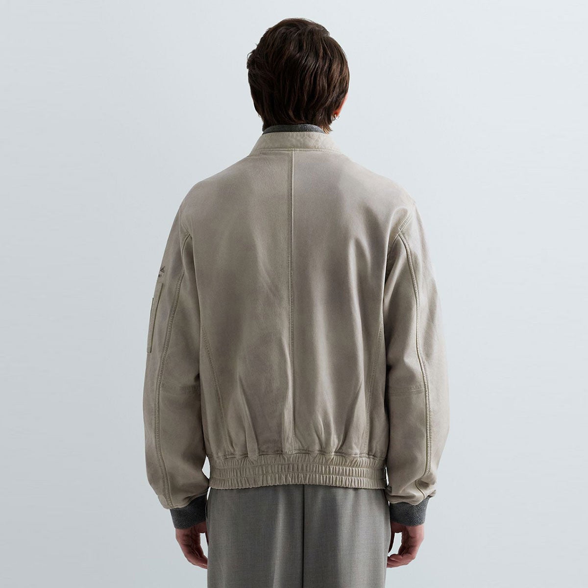 REPLAY｜ラムレザーボンバージャケット｜アウター｜セメントグレイ｜モデル着用