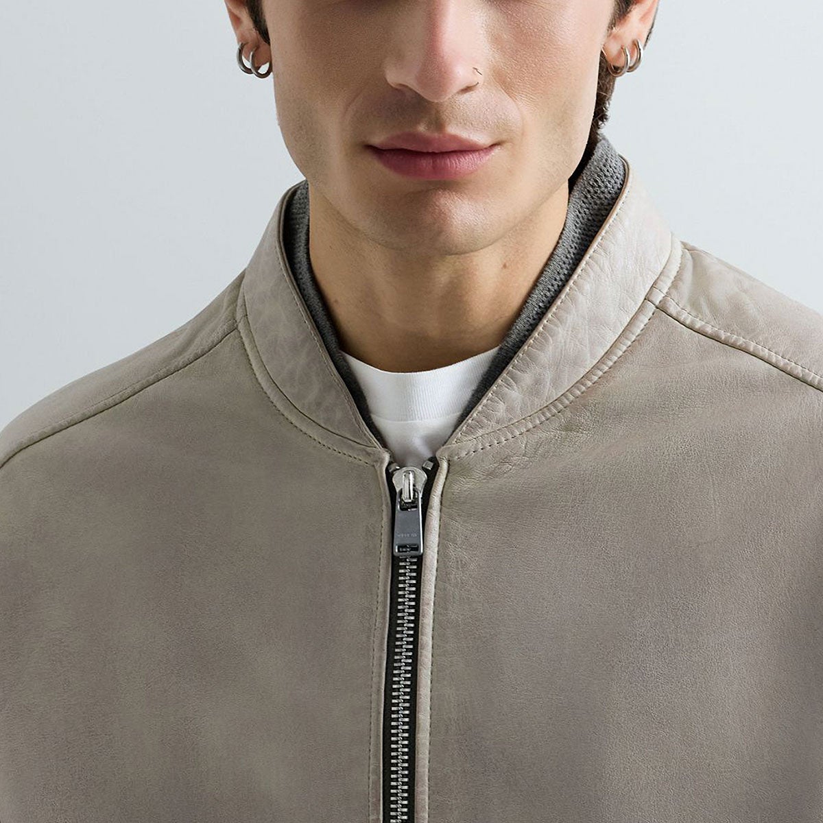 REPLAY｜ラムレザーボンバージャケット｜アウター｜セメントグレイ｜モデル着用