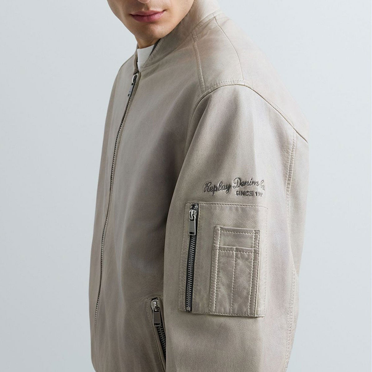 REPLAY｜ラムレザーボンバージャケット｜アウター｜セメントグレイ｜モデル着用