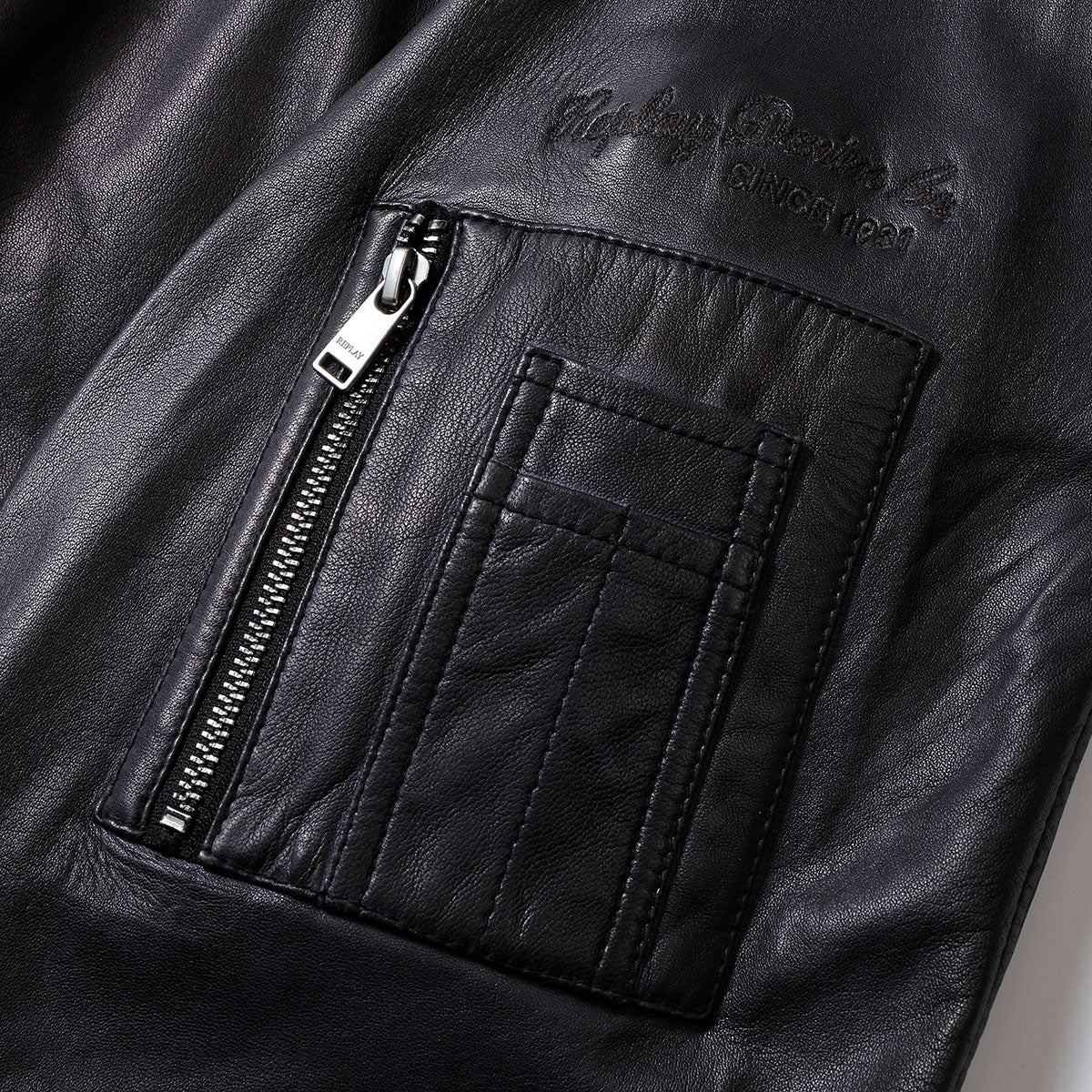 REPLAY｜ラムレザーボンバージャケット｜アウター｜セメントグレイ｜モデル着用