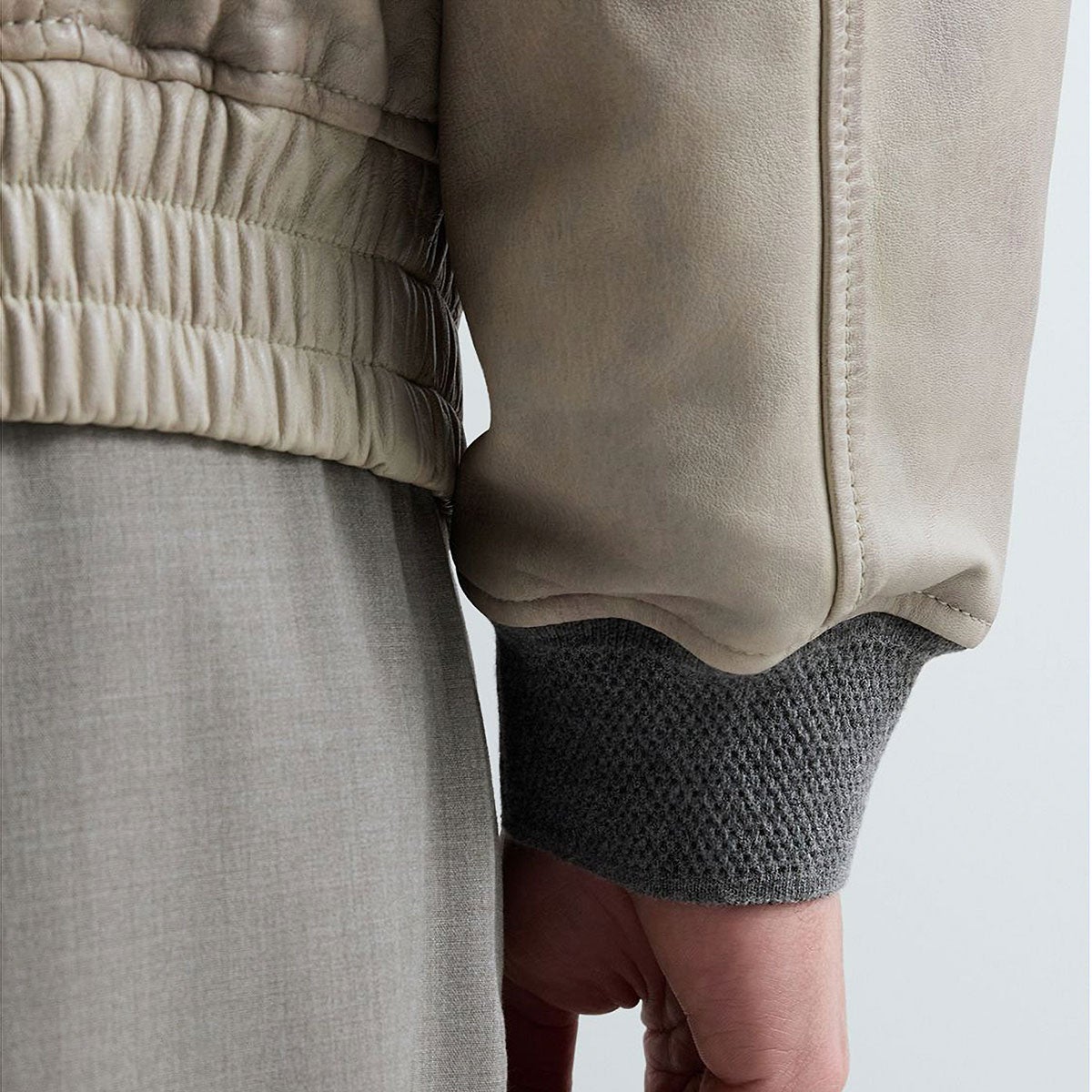 REPLAY｜ラムレザーボンバージャケット｜アウター｜セメントグレイ｜モデル着用