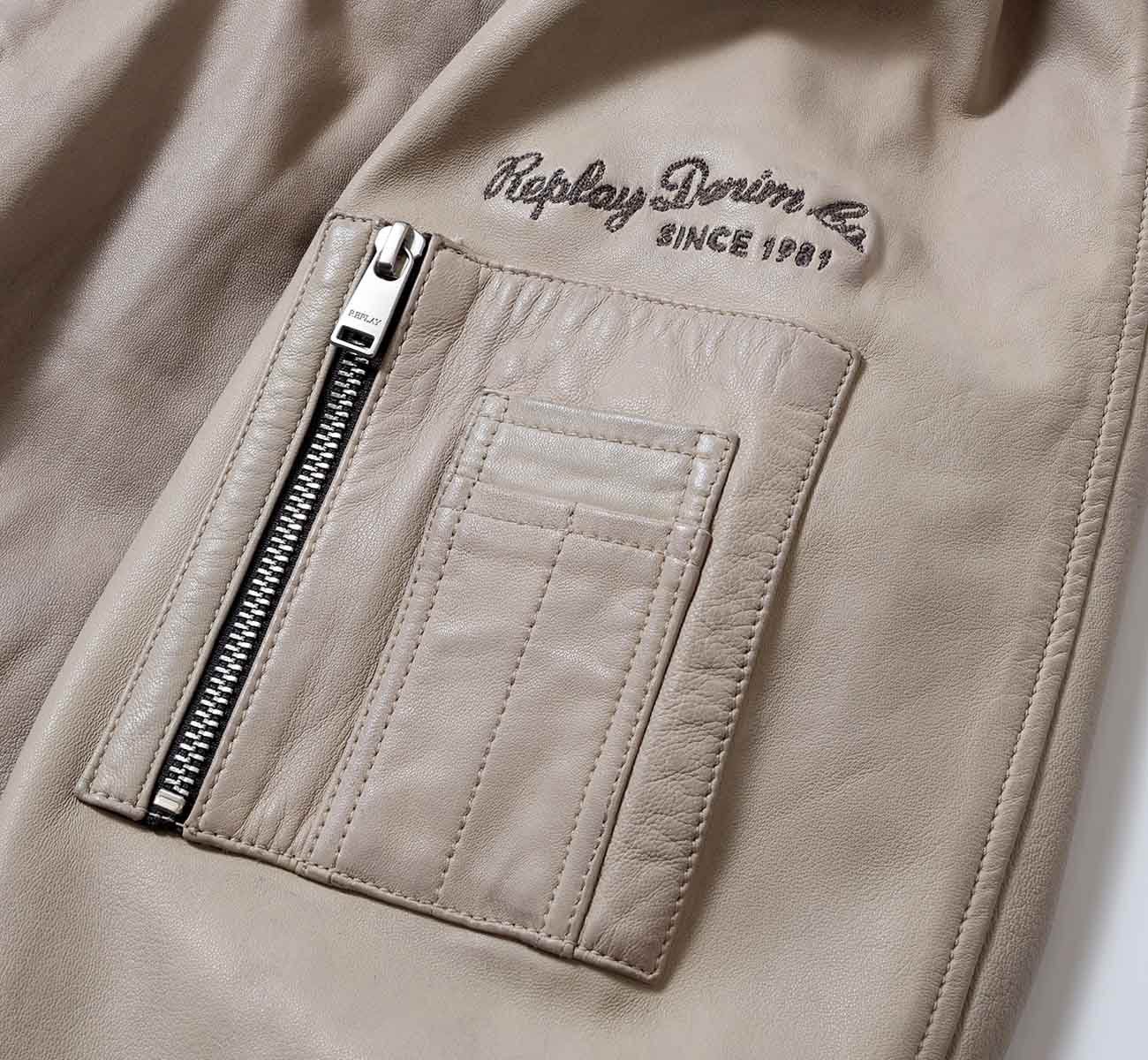 REPLAY｜ラムレザーボンバージャケット｜アウター｜セメントグレイ｜モデル着用