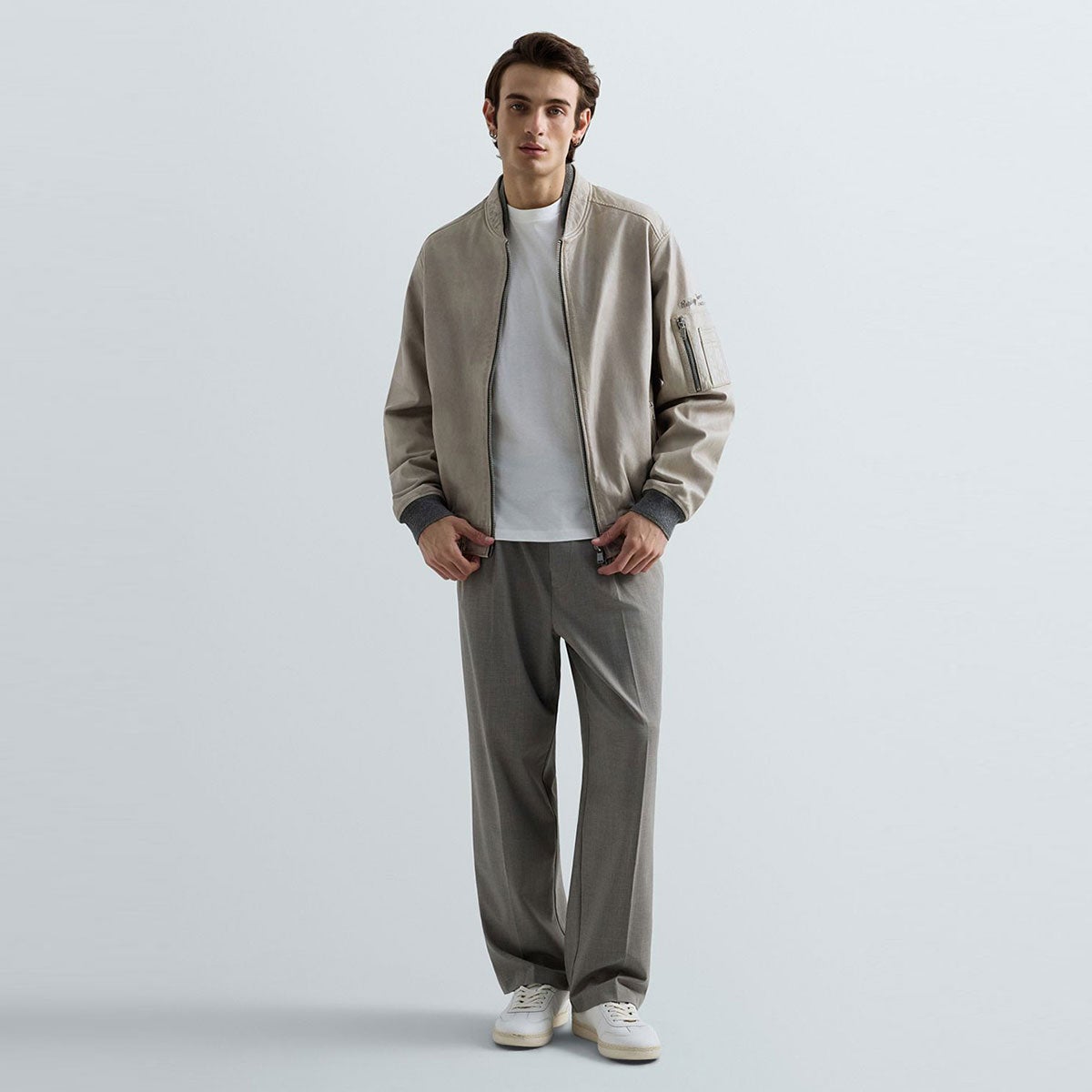 REPLAY｜ラムレザーボンバージャケット｜アウター｜セメントグレイ｜モデル着用