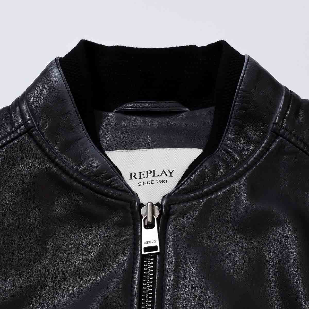 REPLAY｜ラムレザーボンバージャケット｜アウター｜セメントグレイ｜モデル着用