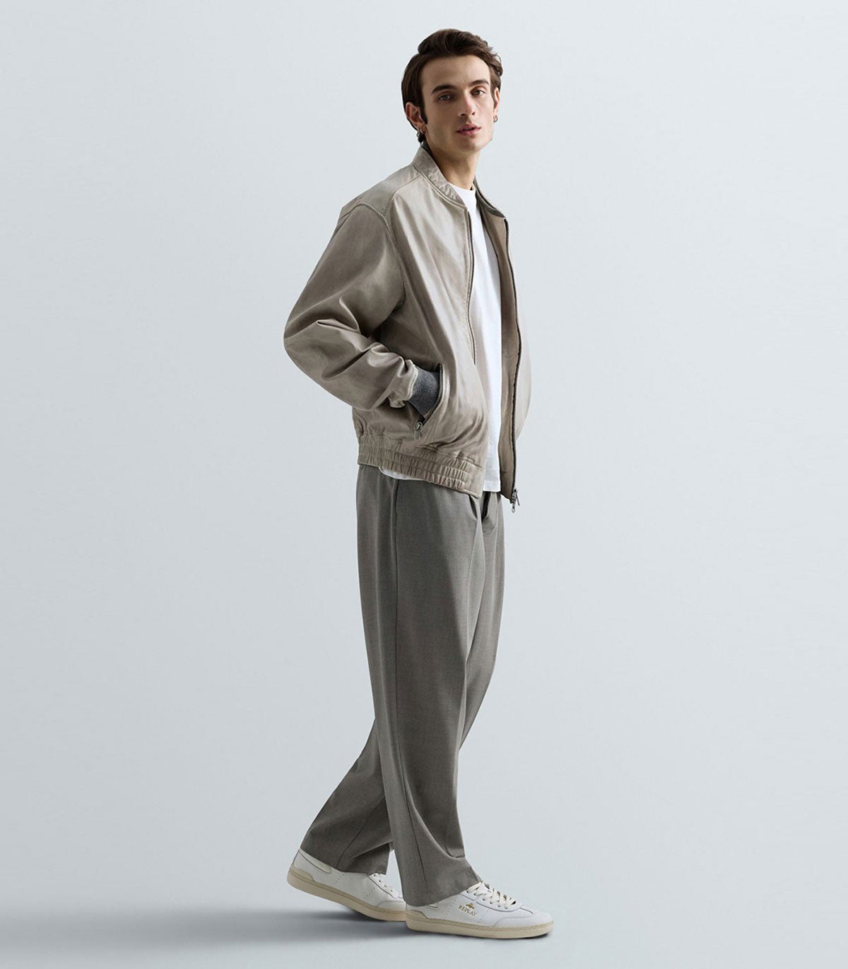 REPLAY｜ラムレザーボンバージャケット｜アウター｜セメントグレイ｜モデル着用