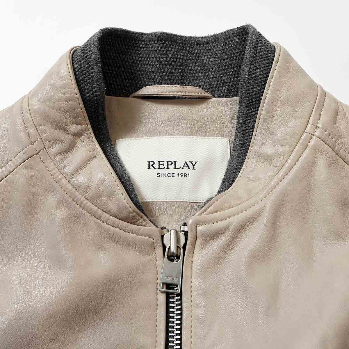 REPLAY｜ラムレザーボンバージャケット｜アウター｜セメントグレイ｜モデル着用