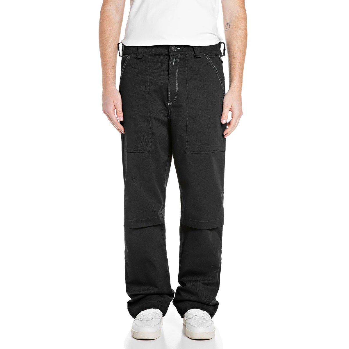 REPLAY｜リラックスフィット ブラック コンフォートデニム｜パンツ｜ブラック｜モデル着用