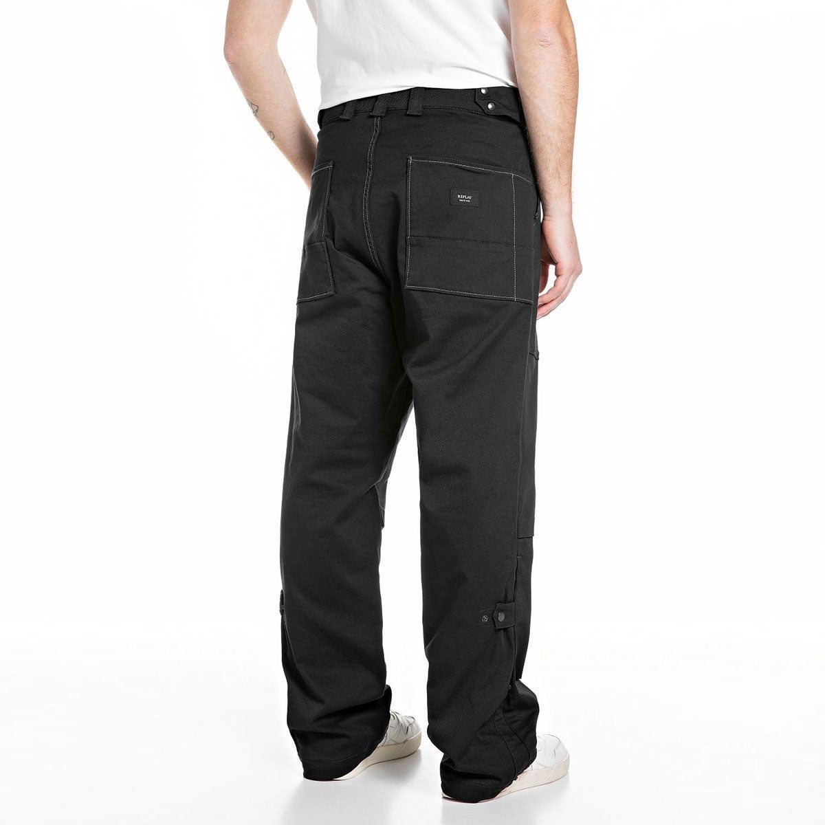 REPLAY｜リラックスフィット ブラック コンフォートデニム｜パンツ｜ブラック｜モデル着用