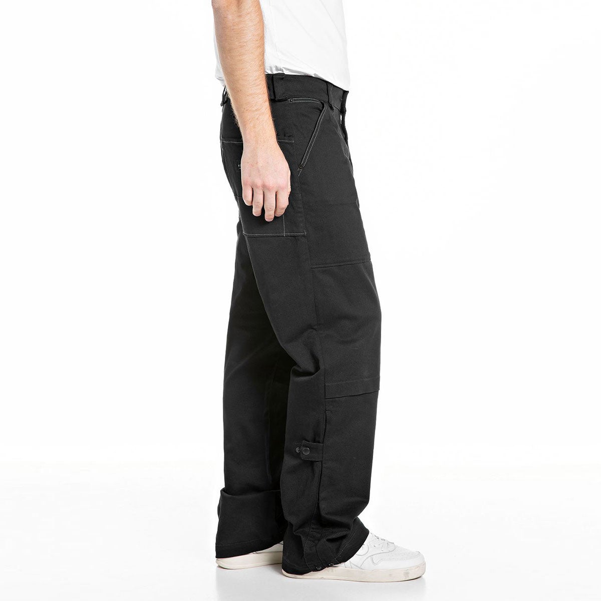 REPLAY｜リラックスフィット ブラック コンフォートデニム｜パンツ｜ブラック｜モデル着用