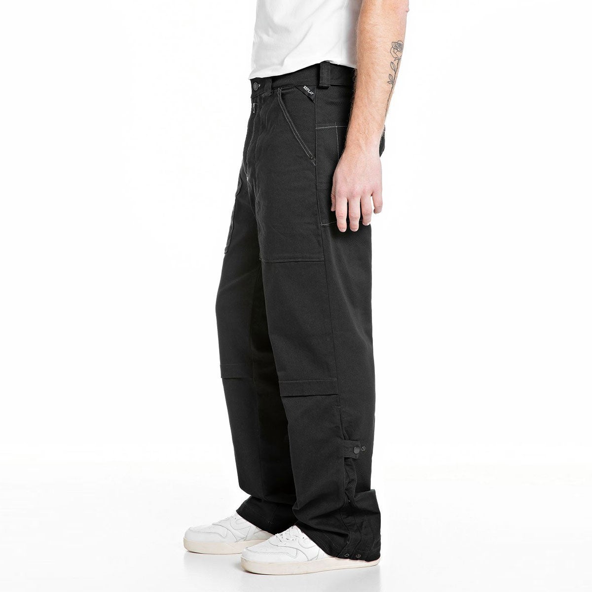 REPLAY｜リラックスフィット ブラック コンフォートデニム｜パンツ｜ブラック｜モデル着用