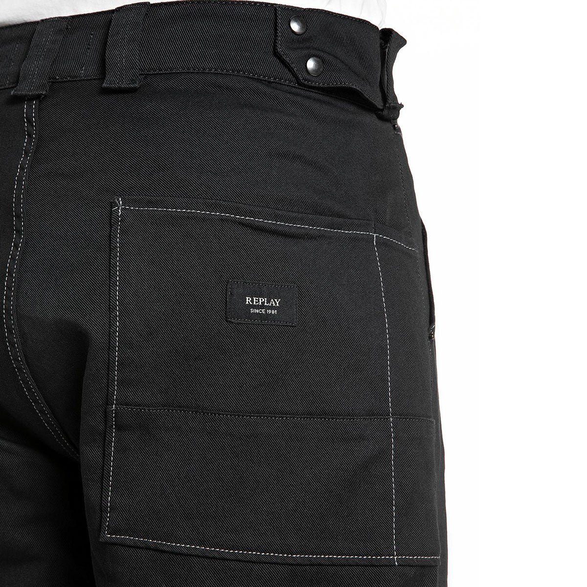 REPLAY｜リラックスフィット ブラック コンフォートデニム｜パンツ｜ブラック｜モデル着用
