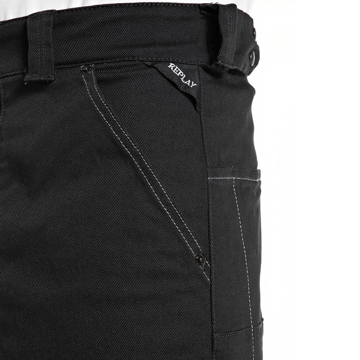 REPLAY｜リラックスフィット ブラック コンフォートデニム｜パンツ｜ブラック｜モデル着用