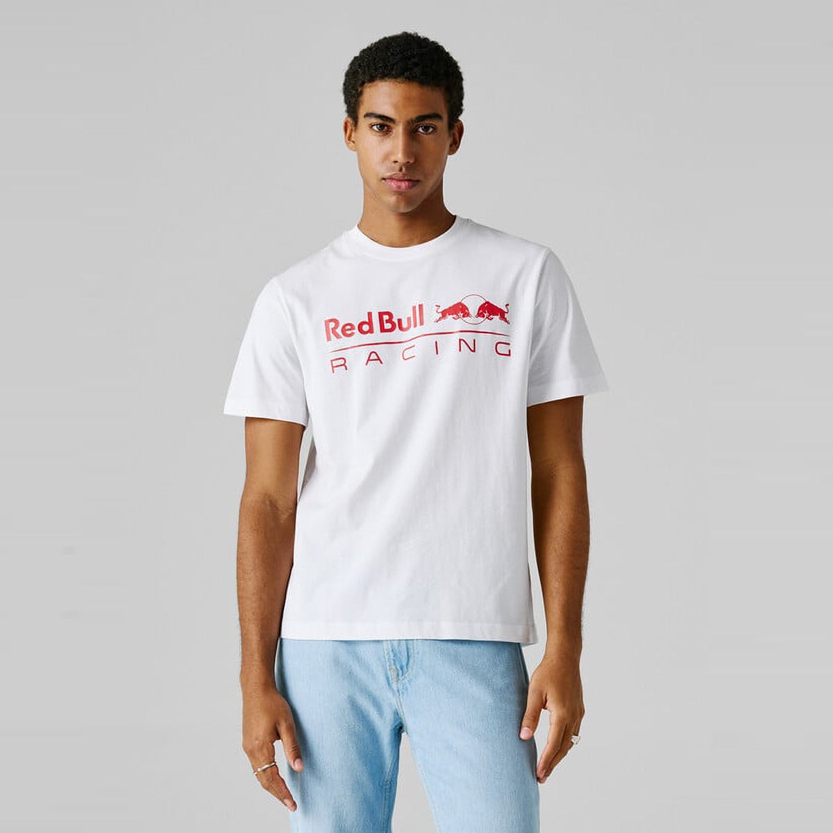 Pepe Jeans｜ぺぺ×レッドブル レギュラーフィット ロゴプリントTシャツ｜ウェア｜ホワイト｜モデル着用