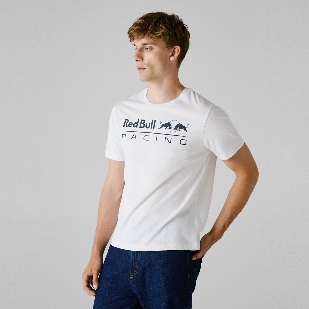 Pepe Jeans｜ぺぺ×レッドブル レギュラーフィット ロゴプリントTシャツ｜ウェア｜ホワイト｜モデル着用