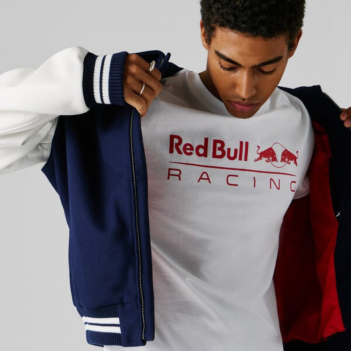 Pepe Jeans｜ぺぺ×レッドブル レギュラーフィット ロゴプリントTシャツ｜ウェア｜ホワイト｜モデル着用