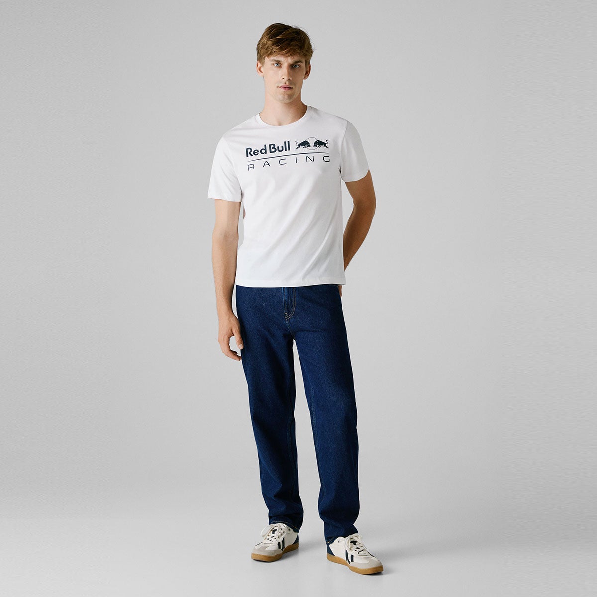 Pepe Jeans｜ぺぺ×レッドブル レギュラーフィット ロゴプリントTシャツ｜ウェア｜ホワイト｜モデル着用