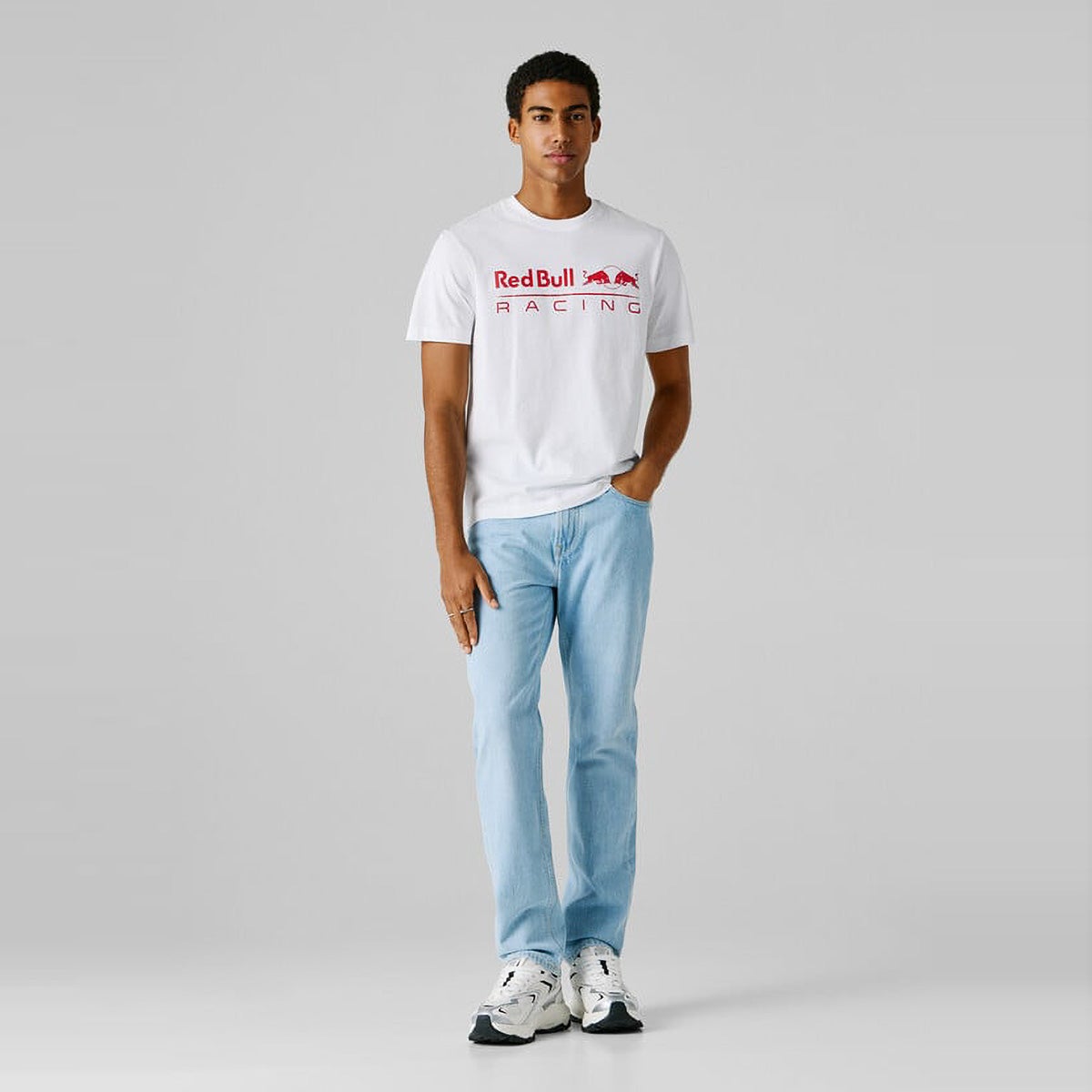 Pepe Jeans｜ぺぺ×レッドブル レギュラーフィット ロゴプリントTシャツ｜ウェア｜ホワイト｜モデル着用