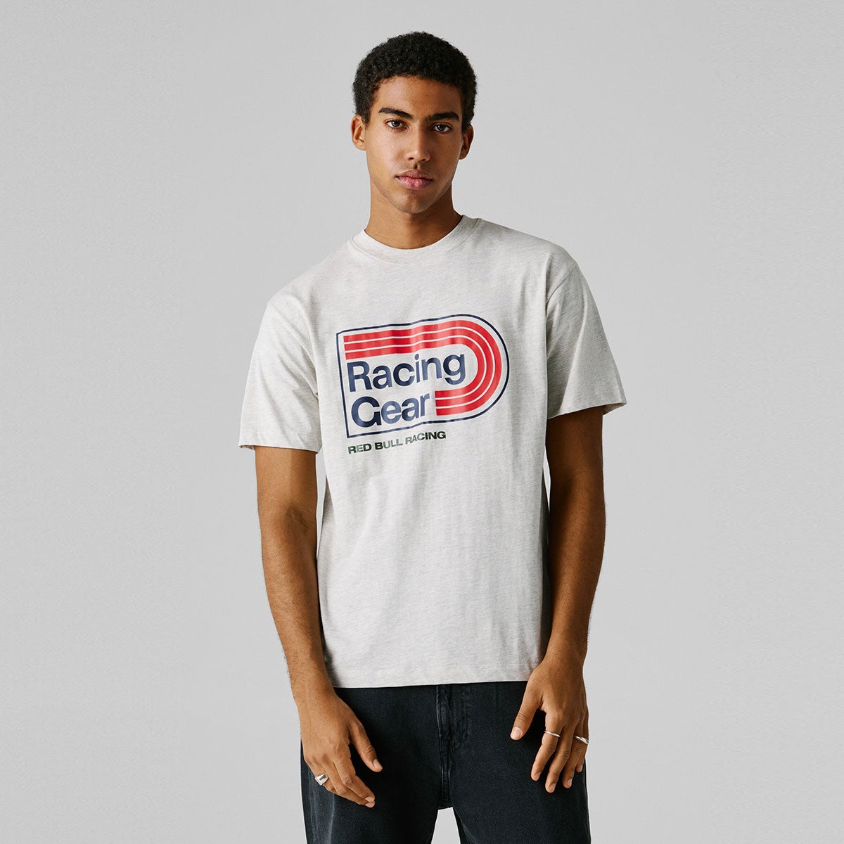 Pepe Jeans｜ぺぺ×レッドブル レギュラーフィット プリントグラフィックTシャツ｜ウェア｜ライトグレーマール｜モデル着用