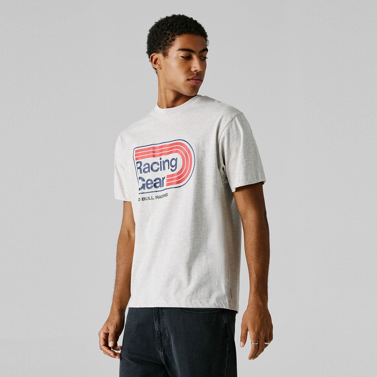 Pepe Jeans｜ぺぺ×レッドブル レギュラーフィット プリントグラフィックTシャツ｜ウェア｜ライトグレーマール｜モデル着用