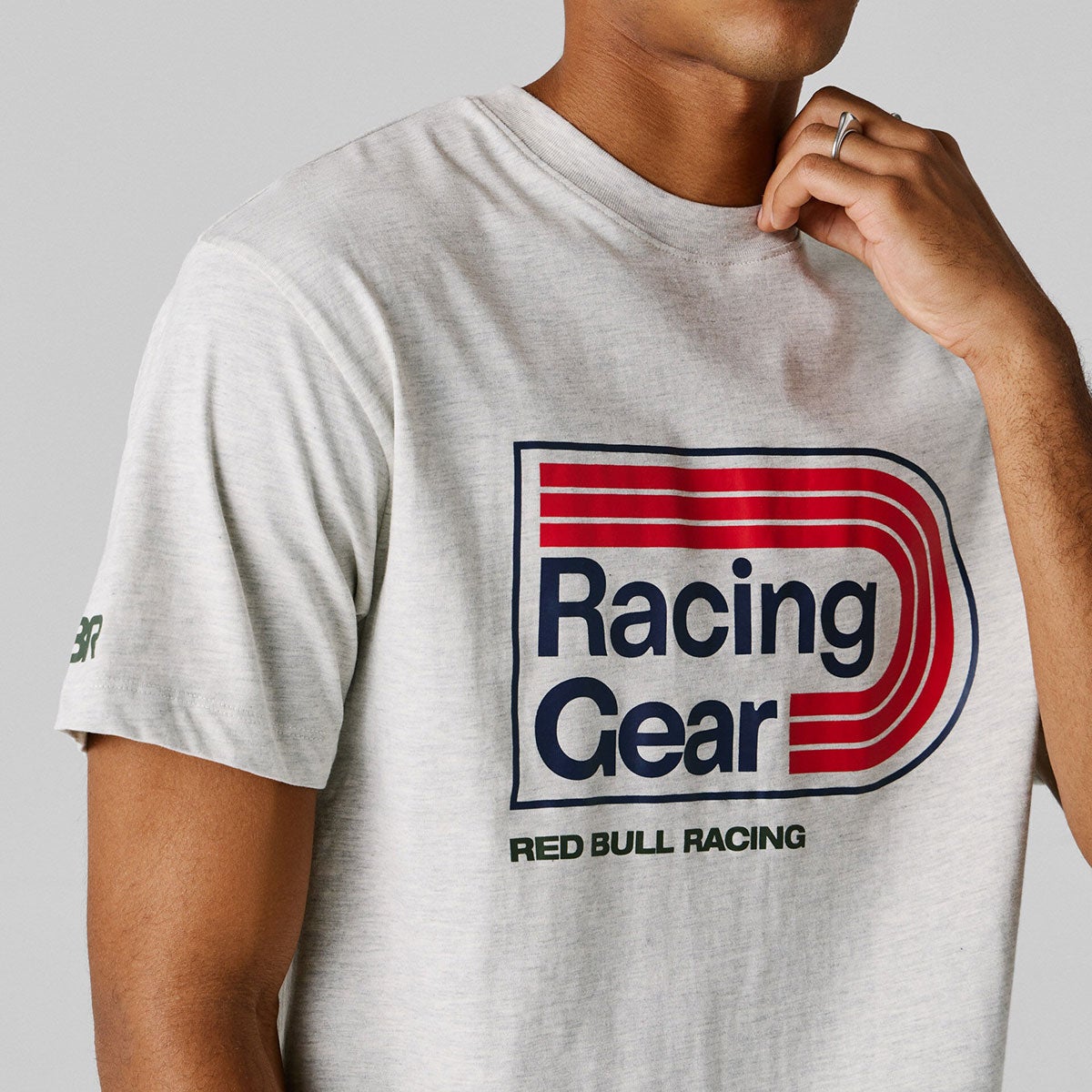 Pepe Jeans｜ぺぺ×レッドブル レギュラーフィット プリントグラフィックTシャツ｜ウェア｜ライトグレーマール｜モデル着用