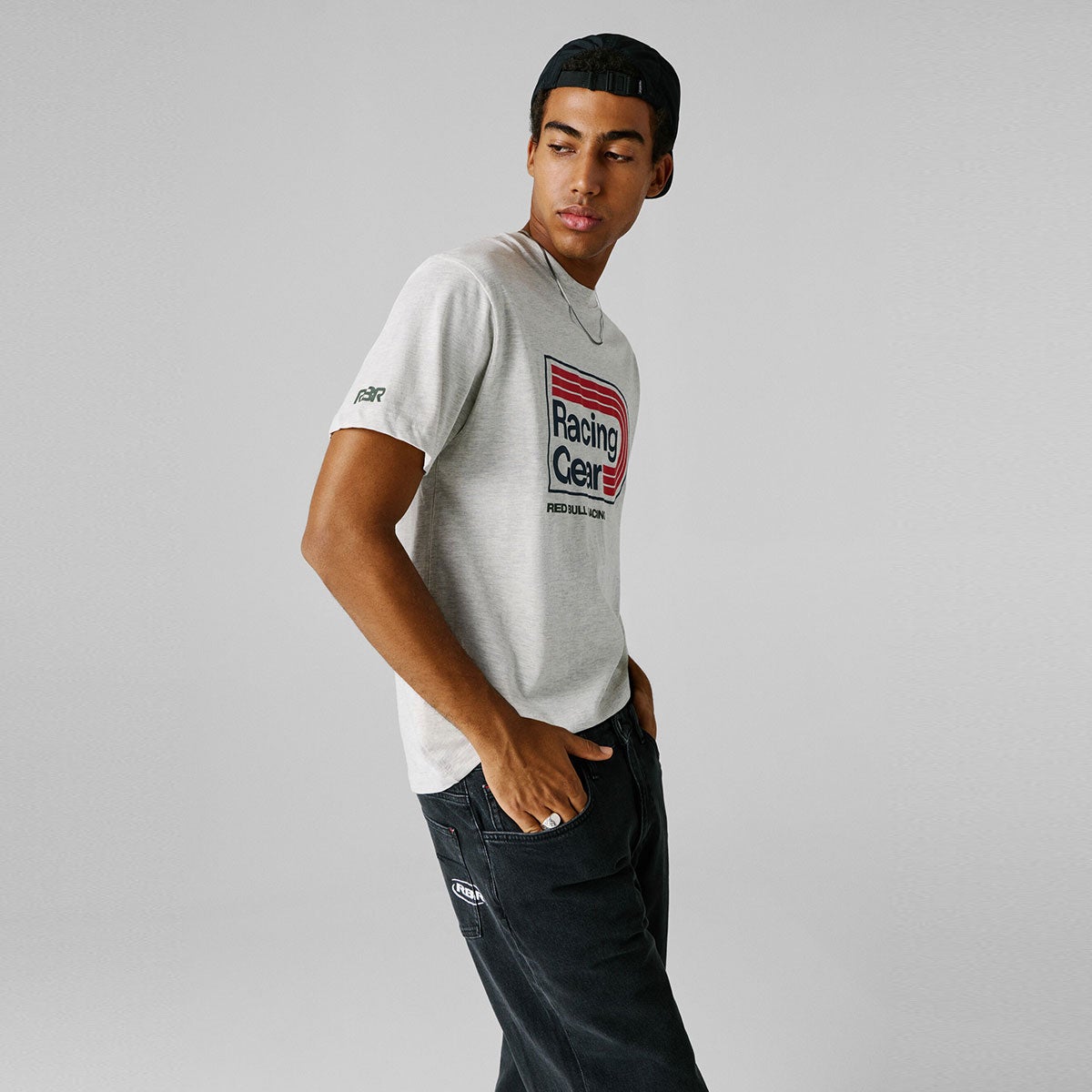 Pepe Jeans｜ぺぺ×レッドブル レギュラーフィット プリントグラフィックTシャツ｜ウェア｜ライトグレーマール｜モデル着用