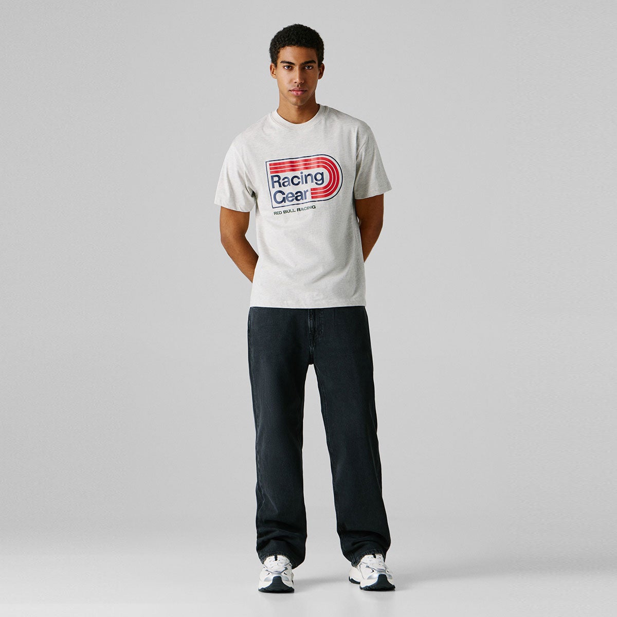 Pepe Jeans｜ぺぺ×レッドブル レギュラーフィット プリントグラフィックTシャツ｜ウェア｜ライトグレーマール｜モデル着用