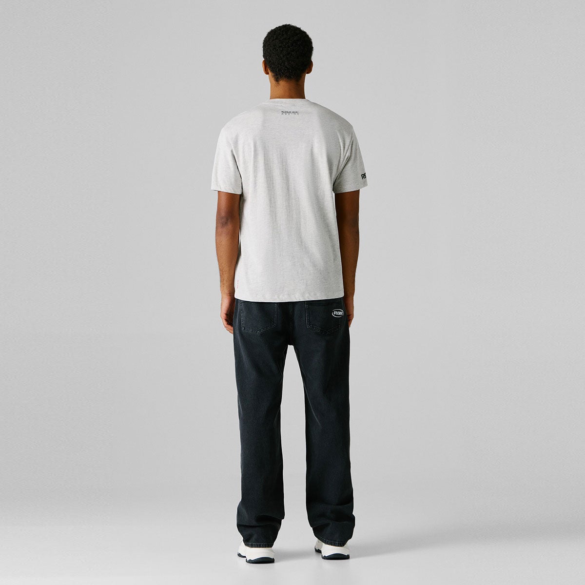 Pepe Jeans｜ぺぺ×レッドブル レギュラーフィット プリントグラフィックTシャツ｜ウェア｜ライトグレーマール｜モデル着用