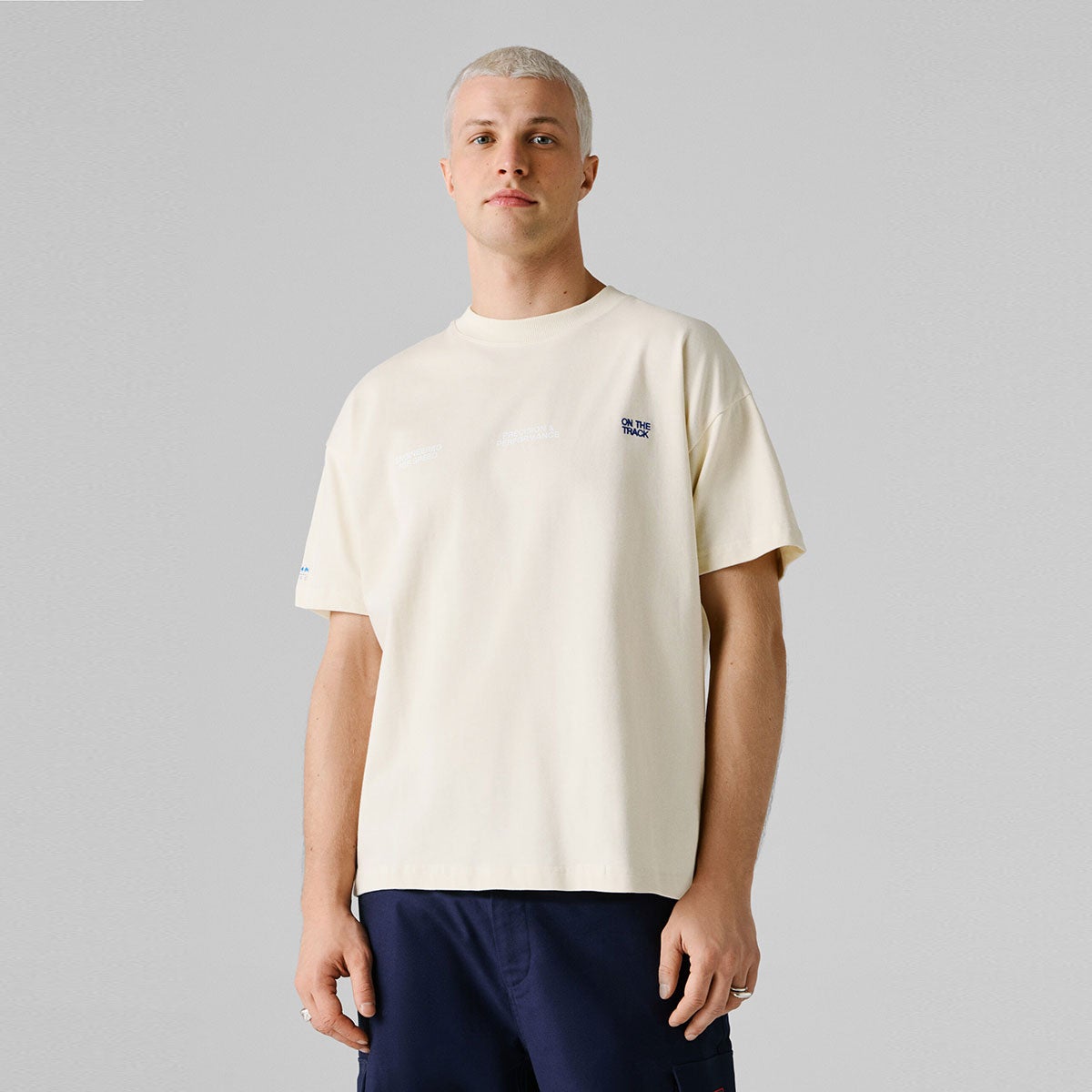 Pepe Jeans｜ぺぺ×レッドブル バックプリント ルーズフィットTシャツ｜ウェア｜サンドベージュ｜モデル着用