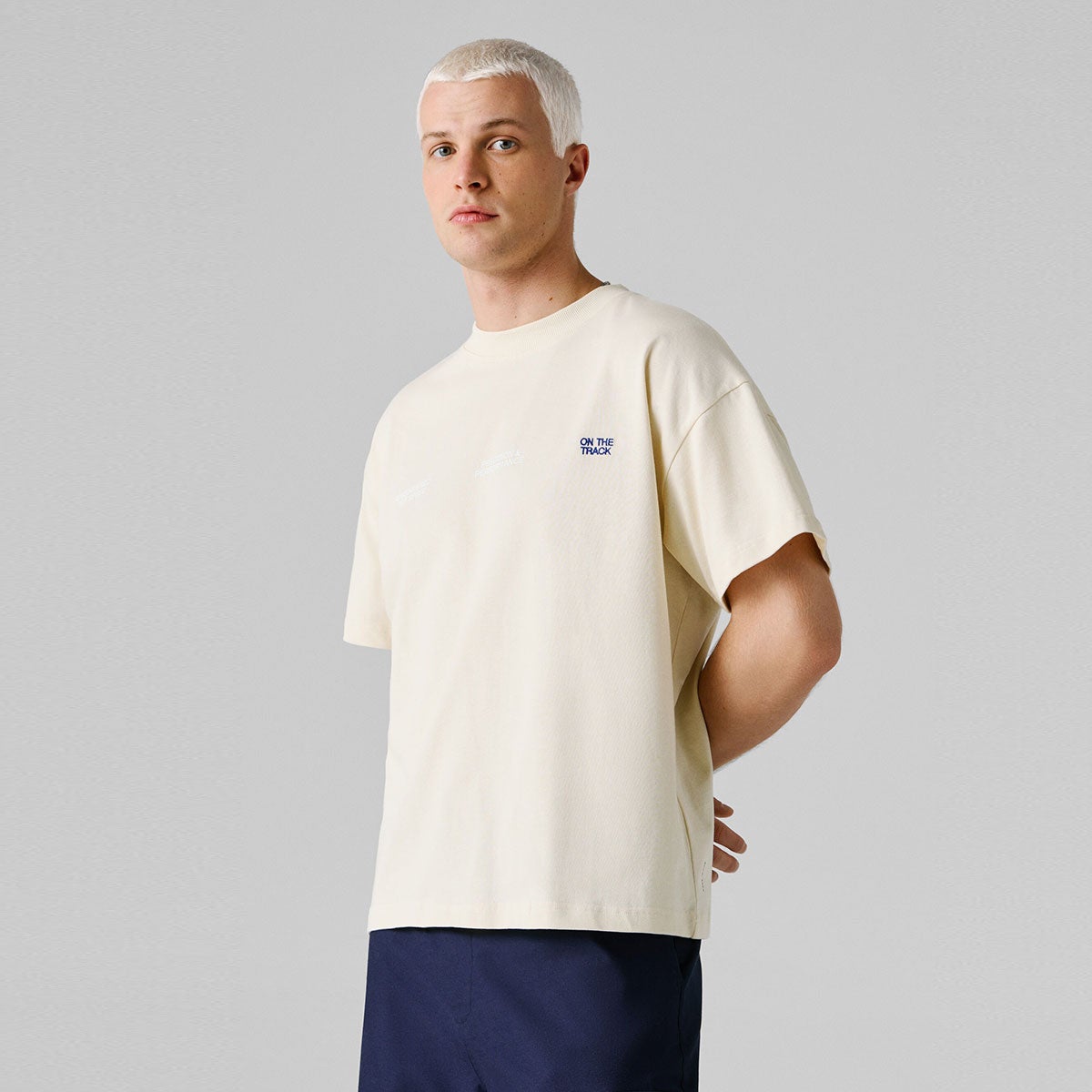 Pepe Jeans｜ぺぺ×レッドブル バックプリント ルーズフィットTシャツ｜ウェア｜サンドベージュ｜モデル着用