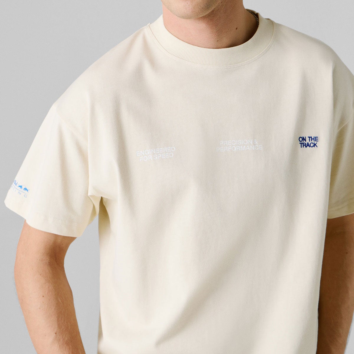 Pepe Jeans｜ぺぺ×レッドブル バックプリント ルーズフィットTシャツ｜ウェア｜サンドベージュ｜モデル着用