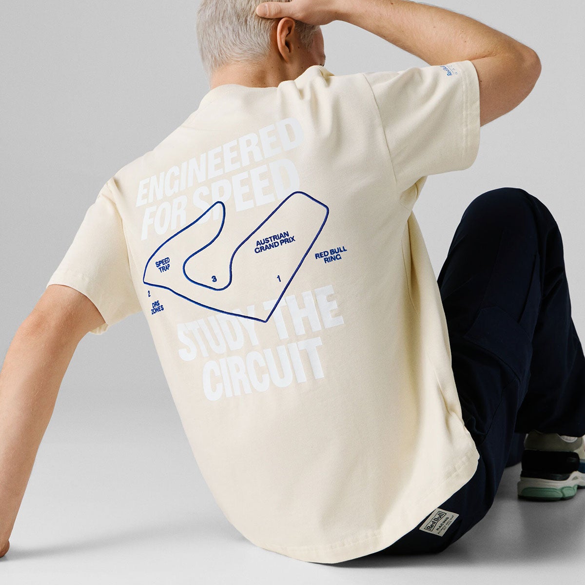 Pepe Jeans｜ぺぺ×レッドブル バックプリント ルーズフィットTシャツ｜ウェア｜サンドベージュ｜モデル着用